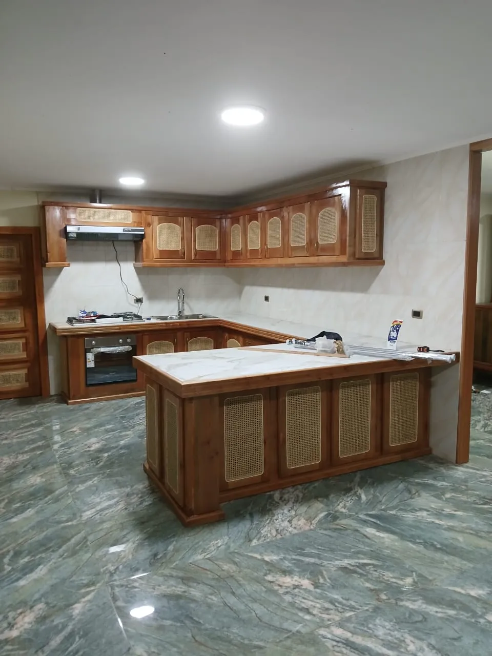 Cocina elegante con muebles de madera clara