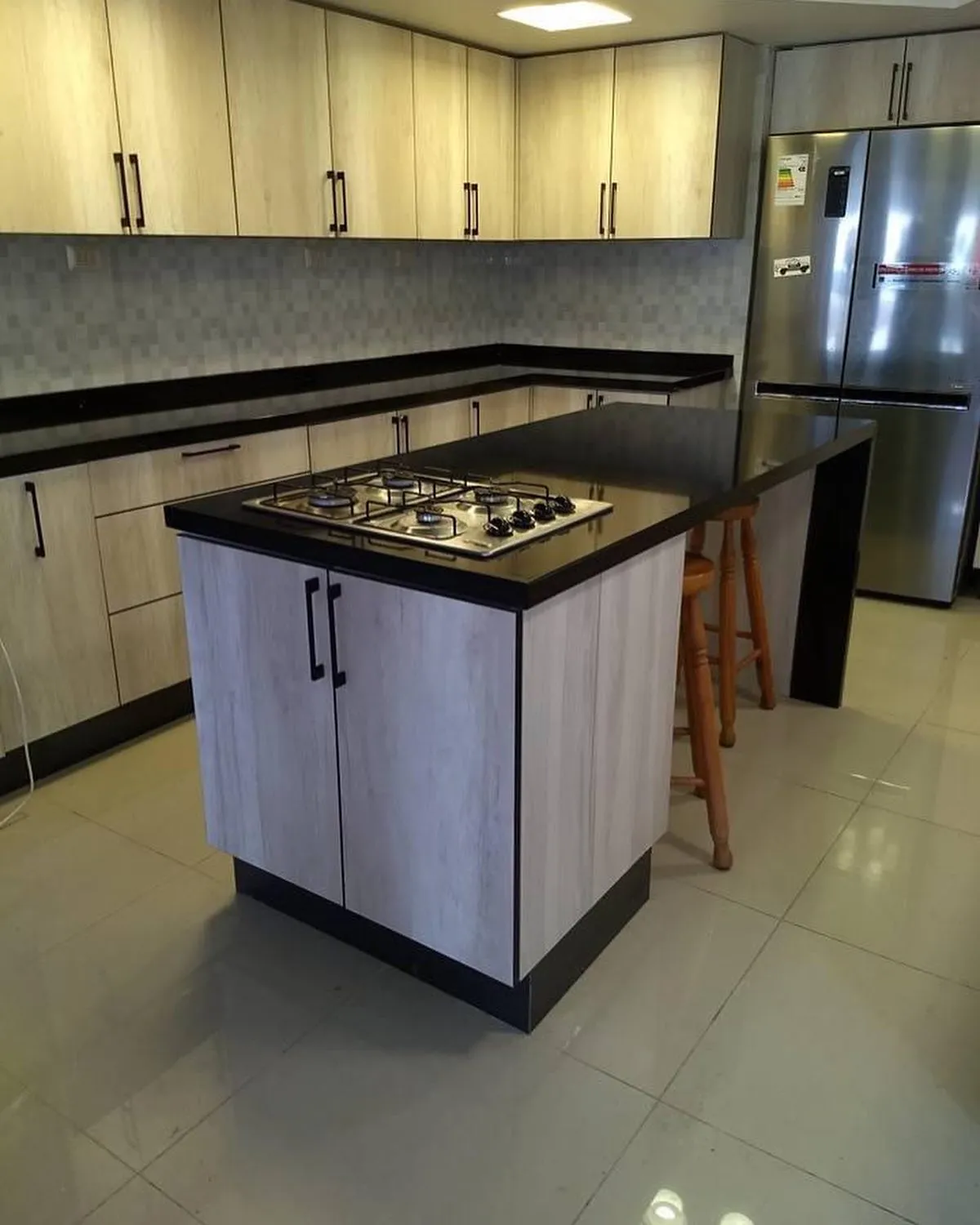 Cocina color Acacia con cubierta de granito negro San Gabriel