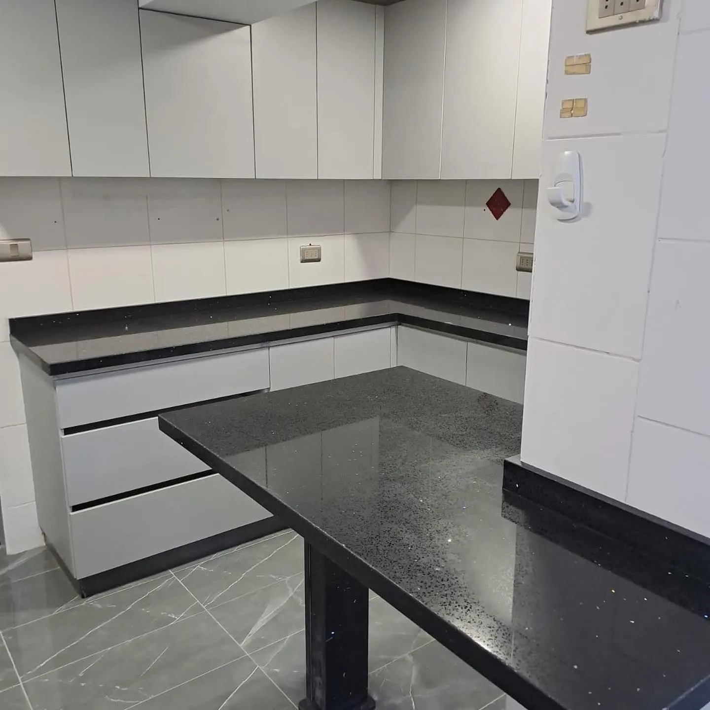 Cocina color Acacia con cubierta de granito negro