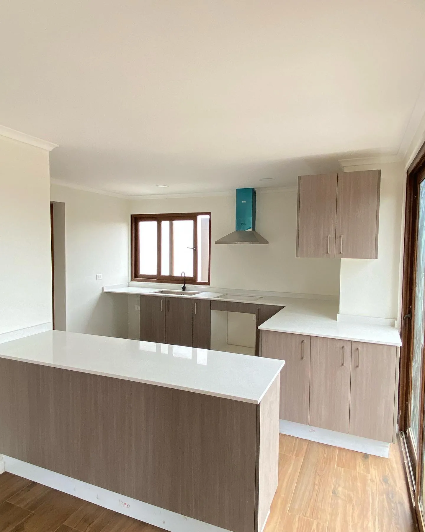 Cocina con iluminación de bajo perfil y cubierta de granito